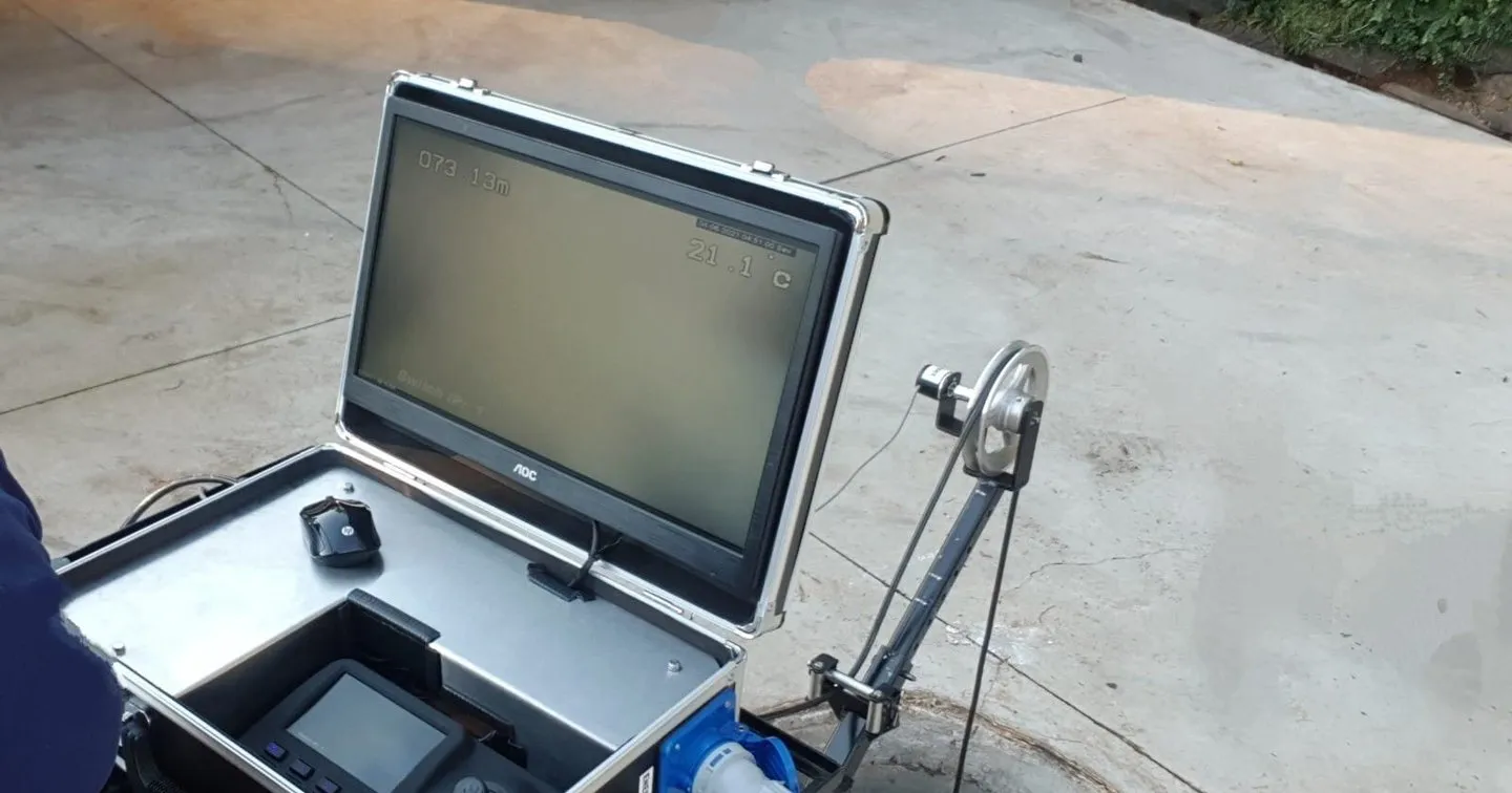 Equipamento de perfilagem ótica Hidroforty com guincho, cabo e monitor usado para filmar poços artesianos